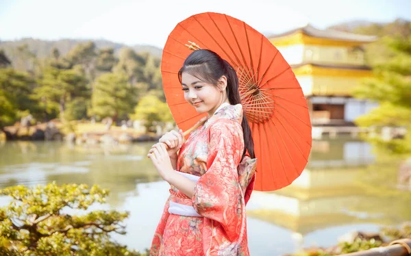 Азиатские Туристки Японская Девушка Кимоно Красным Зонтиком Красивая Женщина Традиционном — стоковое фото