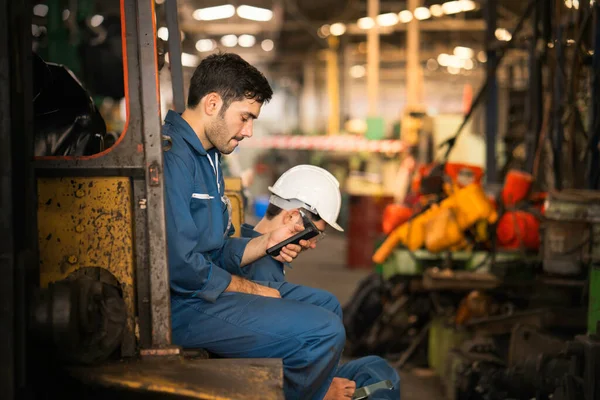 Profesyonel Teknisyenler Dinleniyor Cep Telefonu Kullanıyorlar — Stok fotoğraf