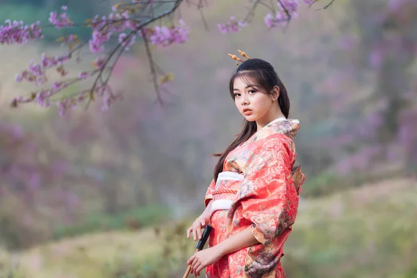 Ragazza Giapponese Con Kimono Con Ombrello Rosso Mano Bella Femmina — Foto Stock