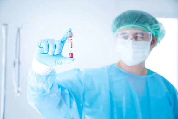 Doktor Deney Tüpünü Tutuyor Coronavirus Covid Adlı Asyalı Doktor Laboratuvarda — Stok fotoğraf