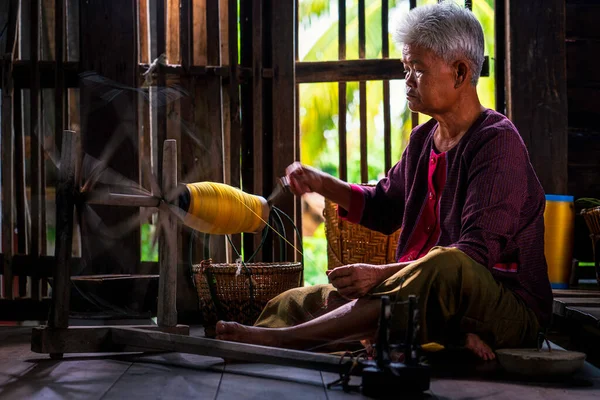 Thai Selyem Kézművesek Helyi Tanárok Mesterei Eredeti Selyemszövés Buriram Tartomány — Stock Fotó