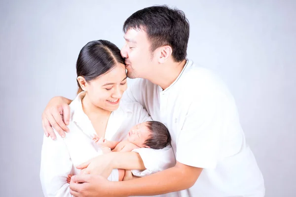 Föräldrar Som Föder Barn Porträtt Ung Familj Med Liten Son — Stockfoto