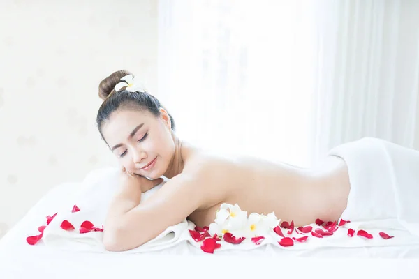 Une Asiatique Est Spa Femme Est Relaxant Obtenir Thai Massage — Photo