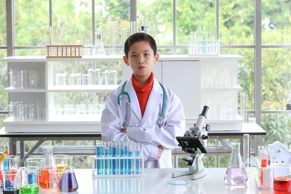 Jeune Scientifique Tient Devant Propre Expérience Dans Laboratoire Jeunes Enfants — Photo