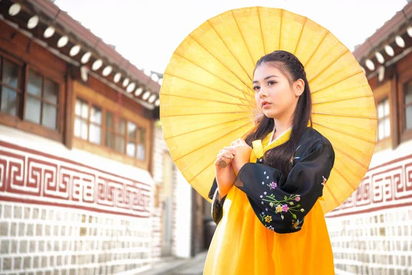 Koreansk Tjej Hanbok Med Gult Paraply Berömda Palatsen Seoul Vacker — Stockfoto