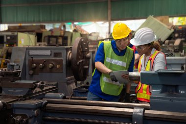Fabrika mühendisleri ve baş teknisyenleri makinelerin işleyişini endüstriyel tabletlerden izliyorlar..