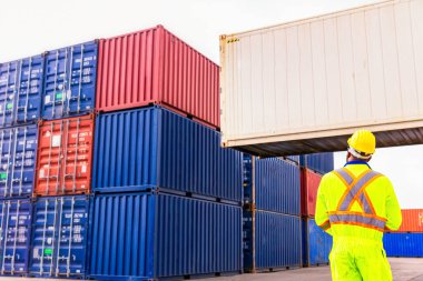 Foreman, malları yükleme limanında dizüstü bilgisayar kullanıyor. Foreman, Endüstriyel Konteynır kargo gemisinde forkliftlere onay veriyor..