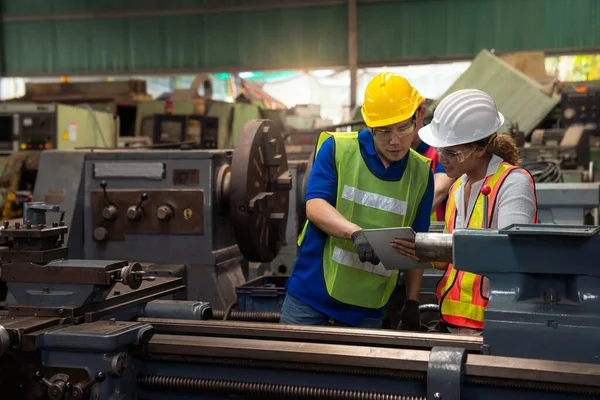 Ingénieurs Usine Techniciens Chef Surveillent Fonctionnement Machine Travers Les Tablettes — Photo