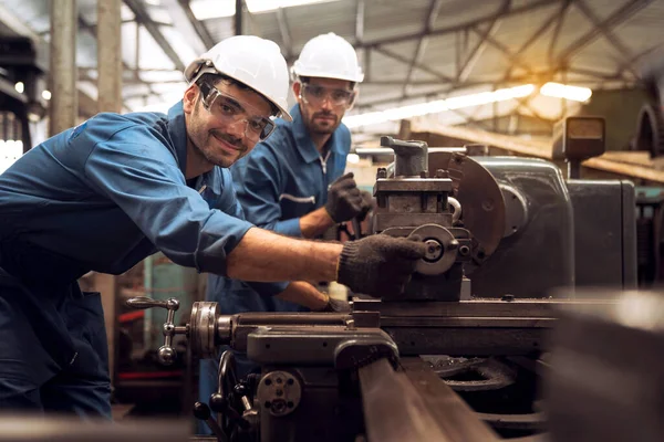 Professionelle Techniker Und Ingenieure Arbeiten Industrieanlagen Die Stahl Bearbeiten — Stockfoto