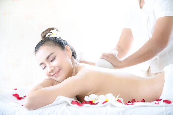 Varm Kompressmassage Asiatisk Kvinna Ligger Spa Kvinna Budskap Terapeut Ger — Stockfoto