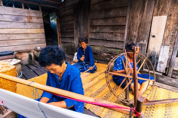 Thai Indigó Pamut Mesteremberek Idősebb Nők Indigóra Festett Pamutot Készítenek — Stock Fotó
