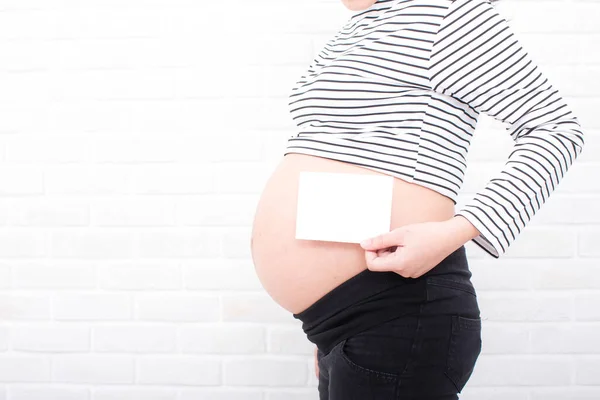 Luz Traseira Uma Mulher Grávida Jovem Grávida Fundo Branco Mãe — Fotografia de Stock