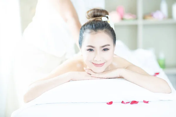 Mooie Vrouw Spa Spa Olie Massage Voor Ontspanning Aziatische Vrouw — Stockfoto