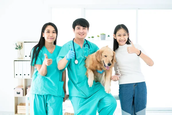 Concepto Veterinario Veterinario Golden Retriever Propietario Mostrando Los Pulgares Hacia —  Fotos de Stock