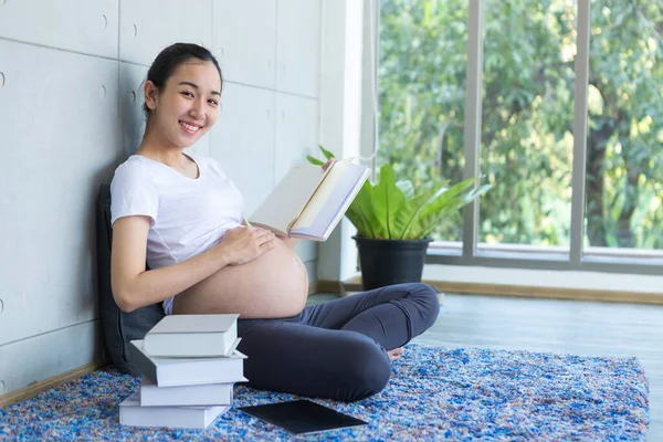 Беременные Матери Читают Книги Счастливая Беременная Азиатка Читает Дома Книгу — стоковое фото