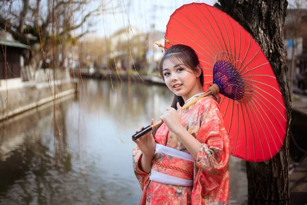 Азійські Жінки Туристи Японська Дівчина Кімоно Червоною Парасолькою Прекрасна Жінка — стокове фото