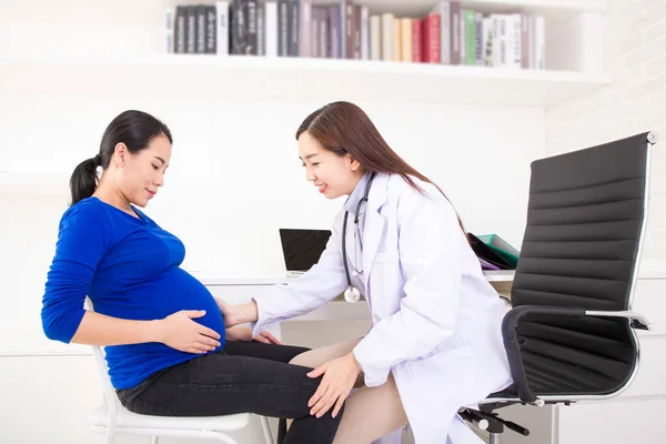 Dokter Sedang Memeriksa Kehamilannya Dokter Muda Memeriksa Wanita Hamil Klinik — Stok Foto