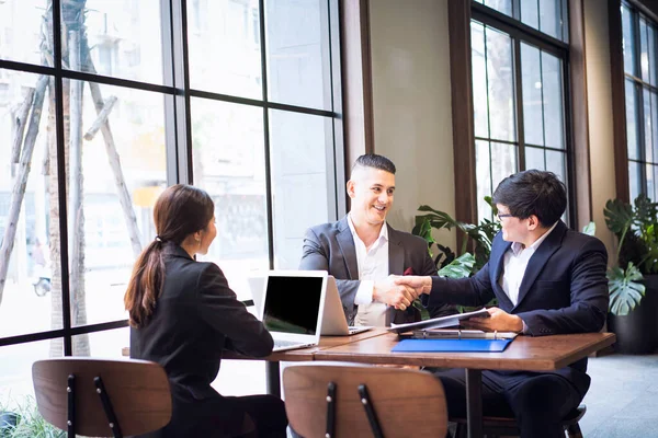 Concepto Espacio Trabajo Cooperación Empresarial Apretón Manos Joven Gerente Está — Foto de Stock