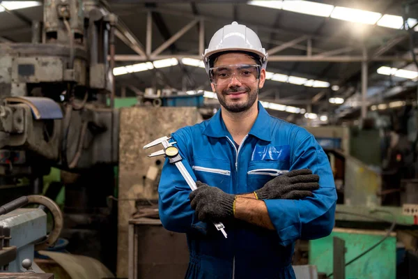 Ingenieros Técnicos Calificados Están Manteniendo Maquinaria Los Ingenieros Están Trabajando — Foto de Stock