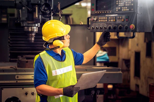 Técnicos Profesionales Están Controlando Maquinaria Industrial Línea Ingeniero Robot Trabajo — Foto de Stock