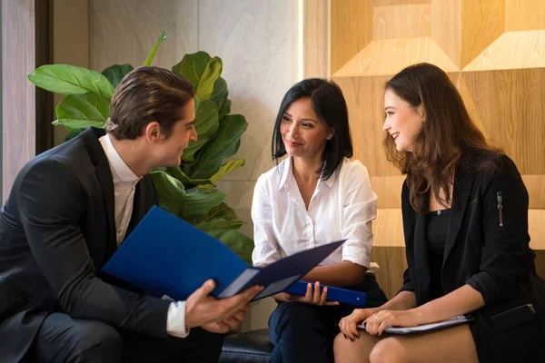 Working Space Konzept Geschäftsleute Nutzen Mobiltelefone Wohnzimmer Unternehmerin Und Unternehmerin — Stockfoto