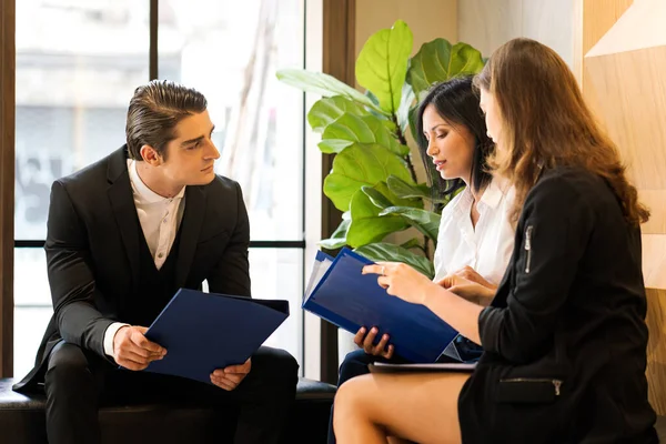 Working Space Konzept Geschäftsleute Nutzen Mobiltelefone Wohnzimmer Unternehmerin Und Geschäftsfrau — Stockfoto