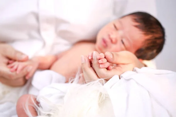 Madre Sostuvo Bebé Mano Mamá Sosteniendo Una Pequeña Mano Bebé — Foto de Stock