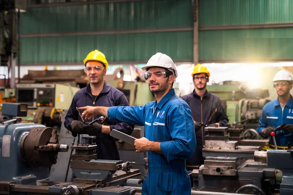 Professionella Tekniker Och Ingenjörer Grupp Bär Skyddskläder Arbetar Industrianläggningar Håll — Stockfoto