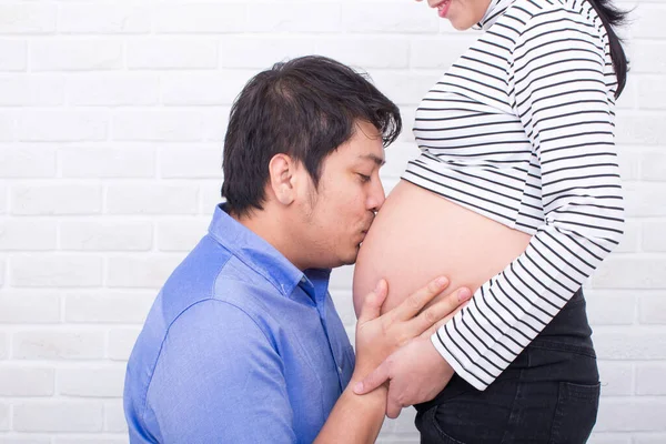 Gravid Mor Och Far Unga Blivande Föräldrar Lyckliga Tillsammans Far — Stockfoto