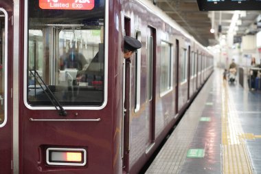 Bir Japon tren sürücüsü tren istasyonundan ayrılmadan önce tren planına bakıyordu. Japonya, Kyoto 'daki tren istasyonu. 31 Ocak 2019.
