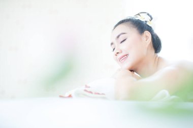 Yatakta yatan Asyalı kadın, spa, Tayland masajı, spa