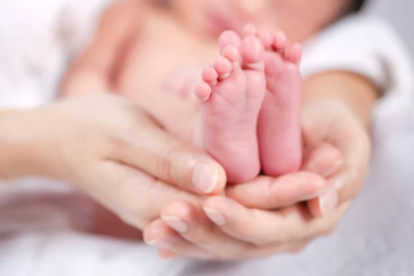 Madre Sostuvo Bebé Mano Mamá Sosteniendo Pequeños Pies Bebé Mujer — Foto de Stock