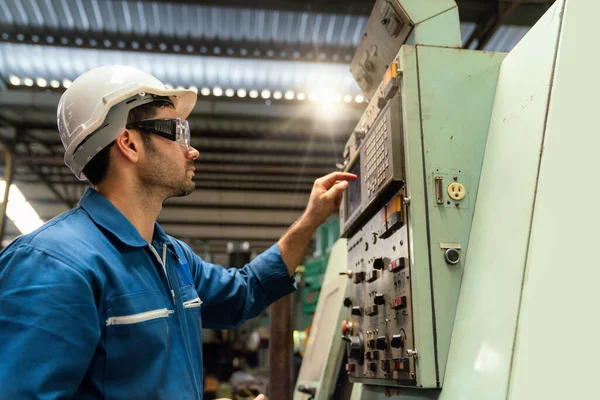 Jóvenes Técnicos Fábrica Que Controlan Trabajo Ingeniero Verificando Monitoreando Sistema — Foto de Stock