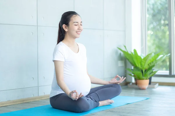 Wanita Hamil Melakukan Yoga Dan Berlatih Meditasi Ruang Tamu — Stok Foto