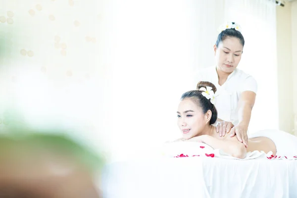 Donna Asiatica Sdraiata Letto Spa Massaggio Tailandese Spa — Foto Stock