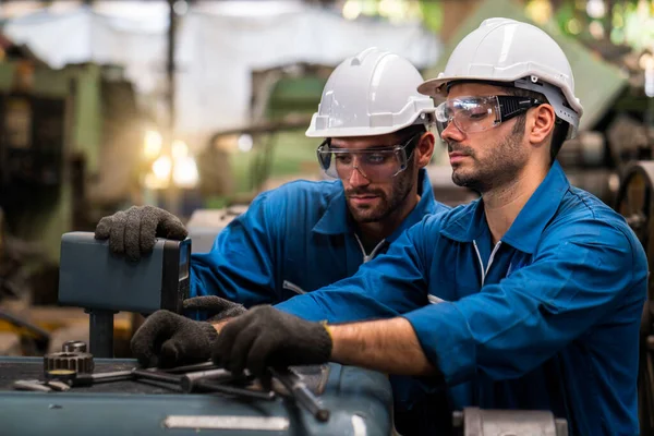 Ingenieros Técnicos Calificados Están Manteniendo Maquinaria Técnicos Profesionales Trabajan Plantas — Foto de Stock