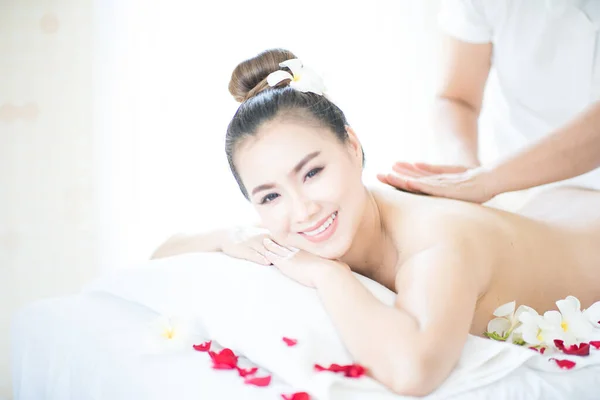 Una Mujer Asiática Está Relajando Cama Spa — Foto de Stock