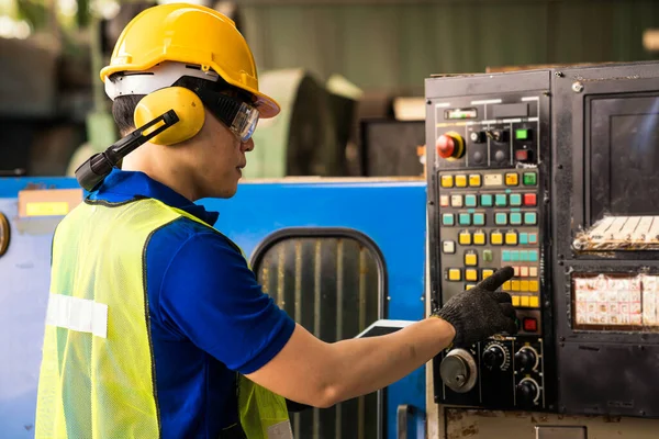 Jovens Técnicos Fábrica Que Controlam Trabalho Engenheiro Verificando Monitorando Sistema — Fotografia de Stock