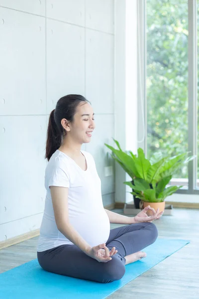Беременные Женщины Занимаются Йогой Медитацией Гостиной — стоковое фото