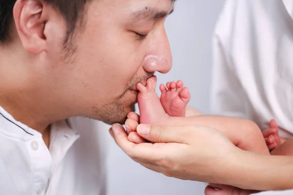 Madre Sostuvo Bebé Mano Mamá Sosteniendo Pequeños Pies Bebé Mujer — Foto de Stock