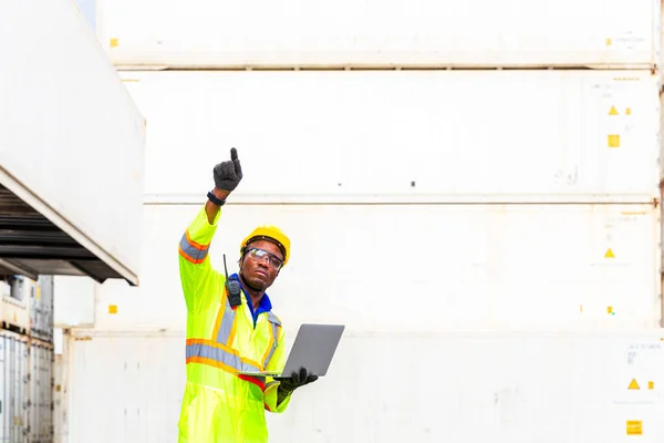 Foreman Usando Computador Portátil Porto Carga Mercadorias Foreman Mostrando Polegares — Fotografia de Stock