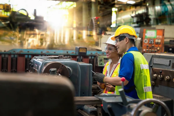 Ingenieros Fábrica Técnicos Principales Están Observando Funcionamiento Maquinaria Través Las — Foto de Stock