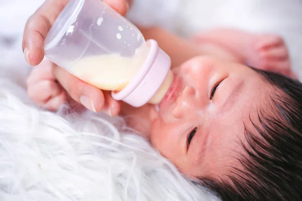 Los Bebés Beben Leche Biberones Madre Está Amamantando — Foto de Stock