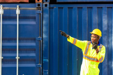 Foreman hava ya da deniz taşımacılığını kontrol ediyor. Forklift sürücüleriyle iletişim kurmak için telsizle çalışıyor..