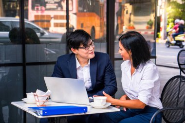 Ortak çalışma alanı kavramı. Asyalı erkekler ve kadınlar kahve dükkanlarında iş konuşuyorlar..