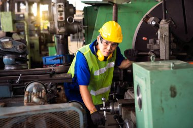 Fabrikadaki profesyonel mühendisler. Mühendisler işleriyle gurur duyarlar. Teknisyenler endüstriyel makineler kullanan fabrikalarda çalışıyorlar..