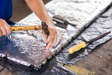 Gümüş çatal bıçak. Taylandlı usta gümüş çatal bıçak yapıyor. Wua Lai yolundaki gümüş işçilerinin orijinali, Chiang Mai. Tayland.