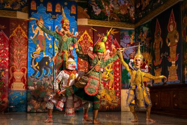 Tiyatro gösterisi Ramayana, geleneksel kostümlerle dans et. 