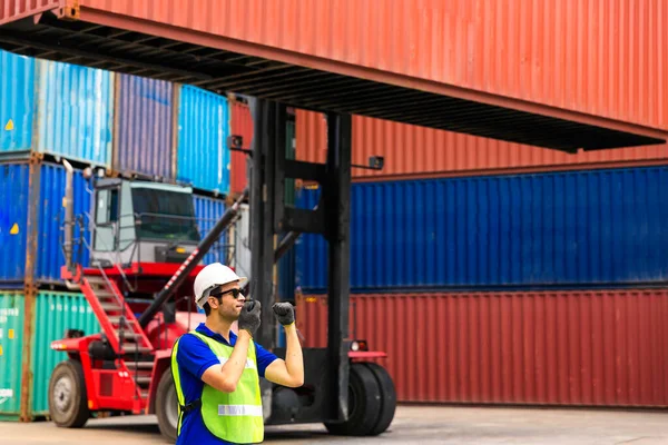 Foreman Está Controlando Frete Aéreo Marítimo Foreman Trabalha Com Rádio — Fotografia de Stock