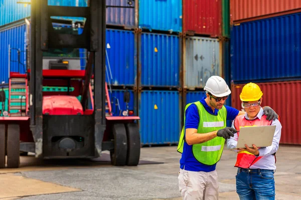 Foreman Controla Flete Aéreo Marítimo Empleado Sosteniendo Portátil Delante Del —  Fotos de Stock